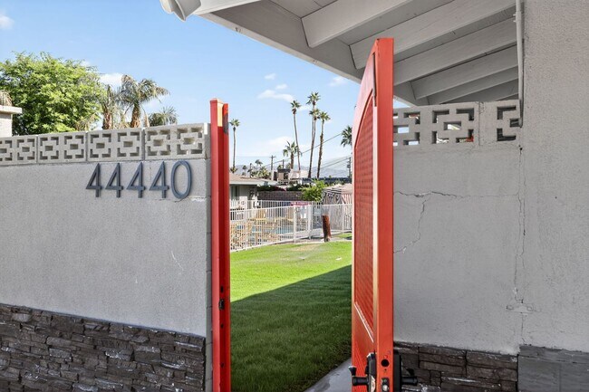 Building Photo - 44440 Acacia Dr