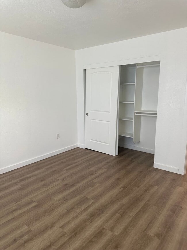 Building Photo - Cute 3 bedroom, 2 bath townhome with Community Pool in Boise