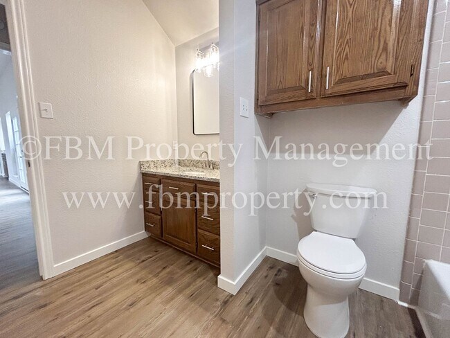 Building Photo - 806 Cresside Ln