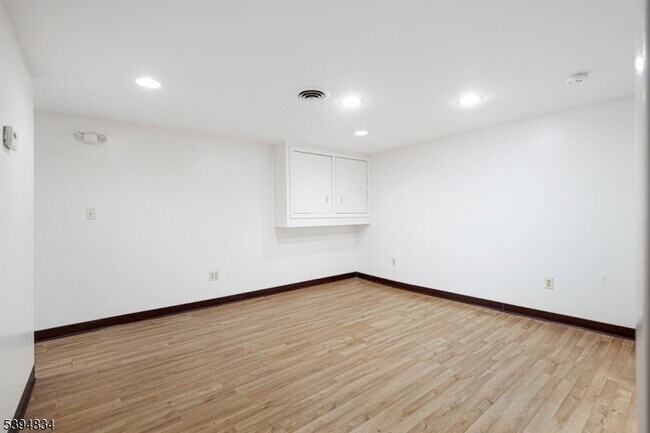 Building Photo - 76 Mt Kemble Ave