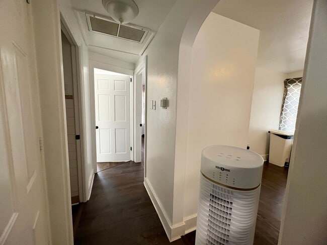Building Photo - 2 Bedroom 1 Bathroom in Lebanon!
