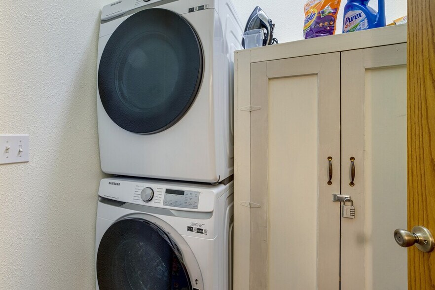 Building Photo - 33431 Douglas Dr