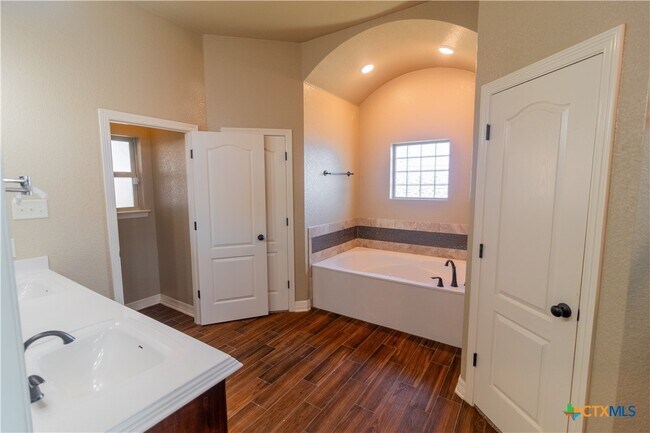 Building Photo - 2033 Catkins Ln