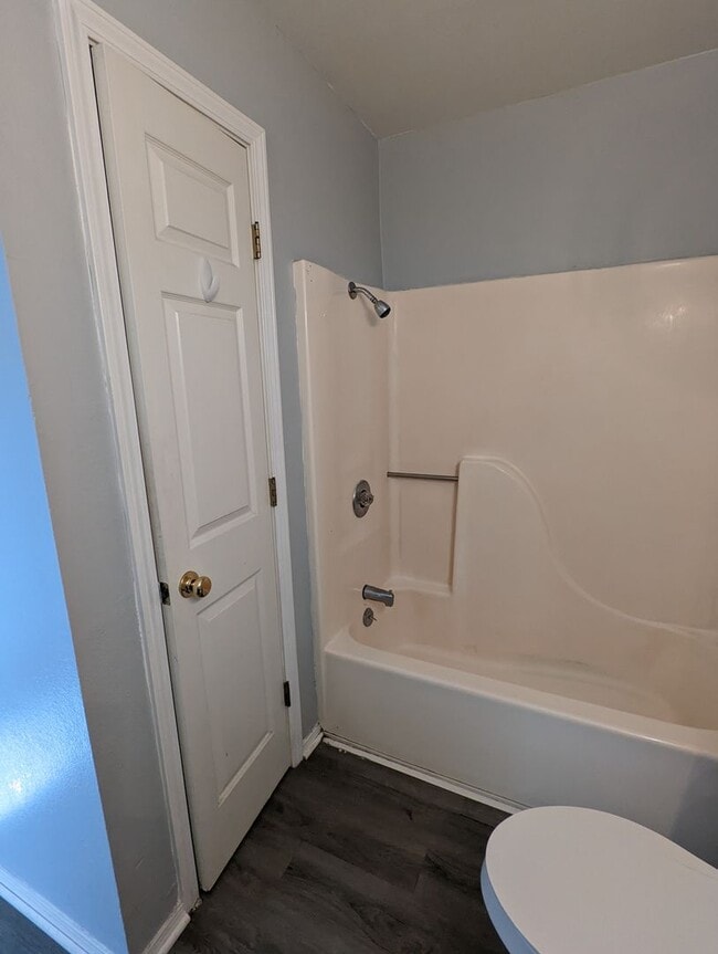Building Photo - Upstairs 2 Bedroom Updated Apartment