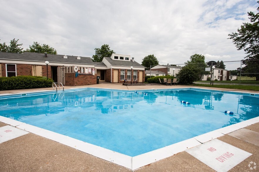 Pool - Presidential Apartments & Townhomes
