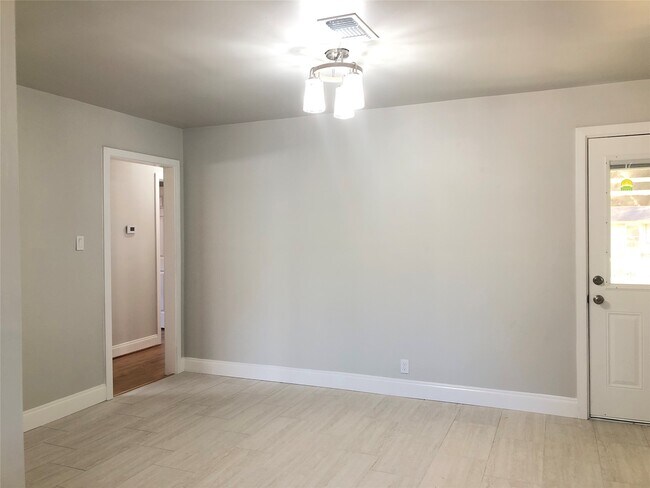 Building Photo - 5005 De Milo Dr