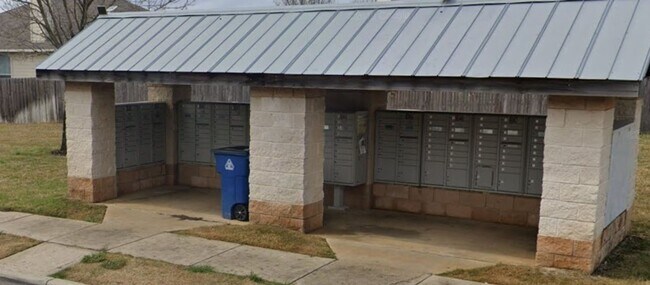 Building Photo - Updated Home in Pioneer Crossing! Available for July!