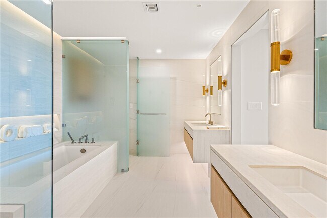 Building Photo - 900 N Ocean Blvd