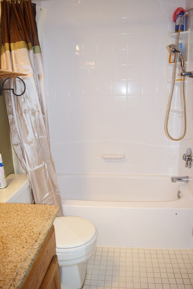 Building Photo - 9745 Lake Shore Dr