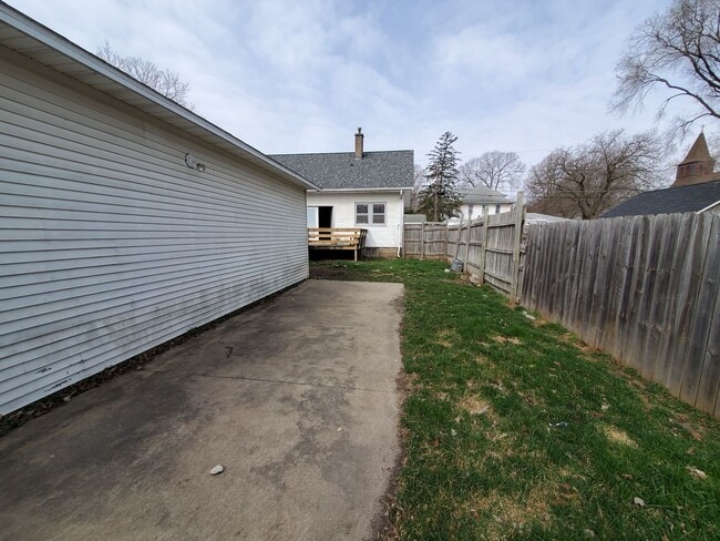 Building Photo - Huge 4 bedroom House with large garage