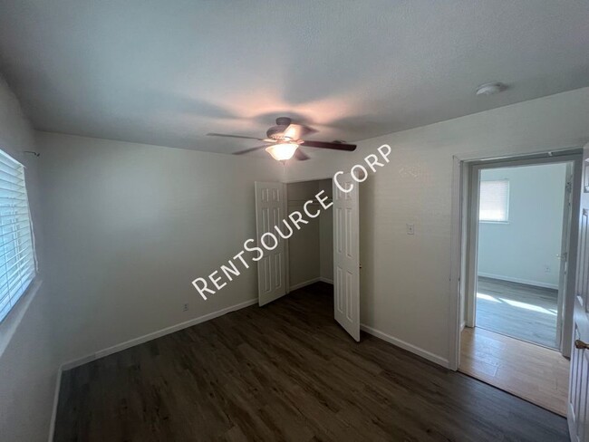 Building Photo - 2 Bedroom Duplex For Rent in Barstow