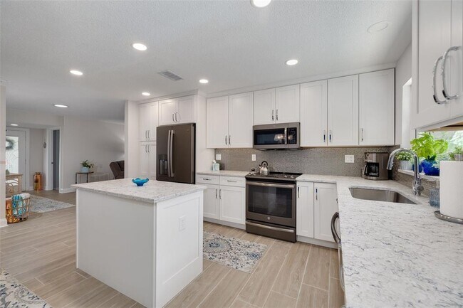 Building Photo - 1627 Dale Cir S