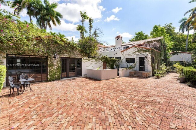 Building Photo - 1624 Granada Blvd