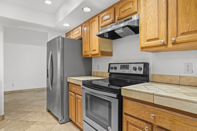 Building Photo - Prime ASU Location 5BR Home with Pool & Garage