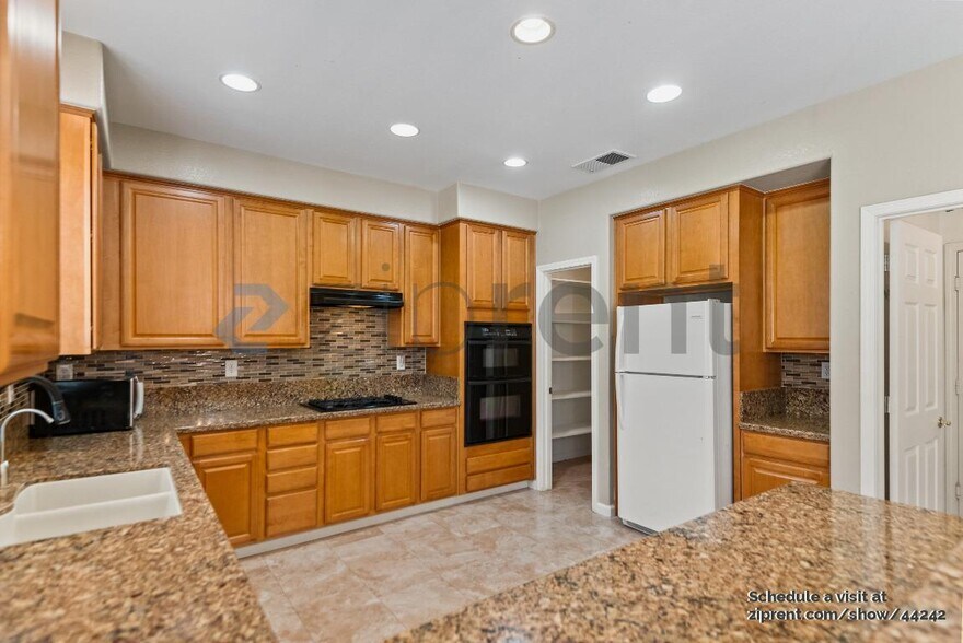 Building Photo - 856 Dederick Ct