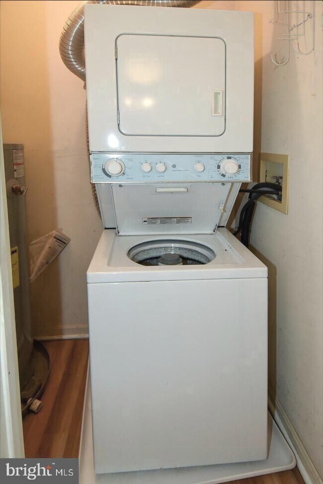 Building Photo - Sunny and spacious top floor unit featuring an open floor plan perfect for entertaining!