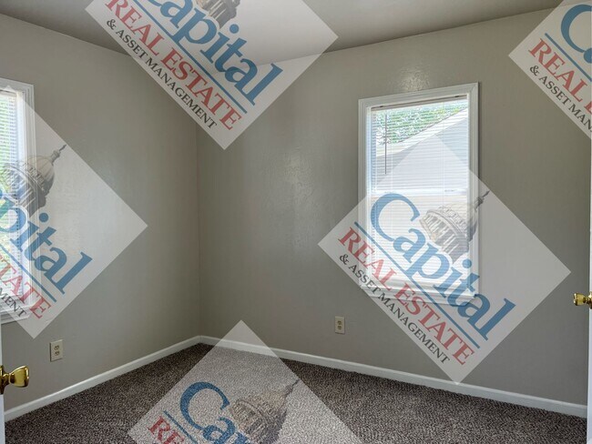 Building Photo - Charming 2 Bedroom