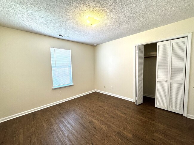 Building Photo - Adorable Duplex- Fenced Yard!