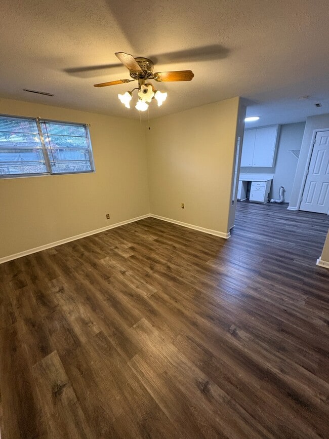 Building Photo - 418 W Glessner St