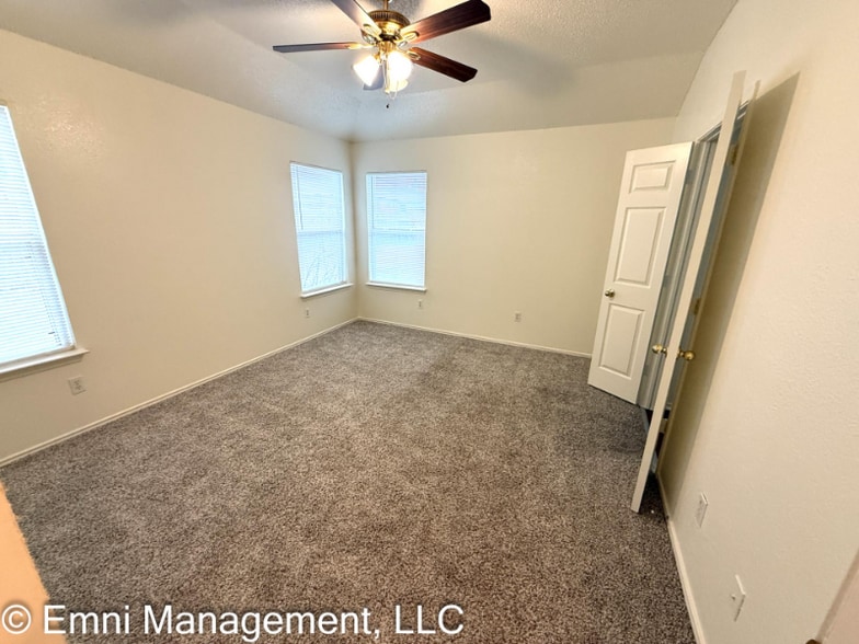 Building Photo - 2207 Garrett Dr