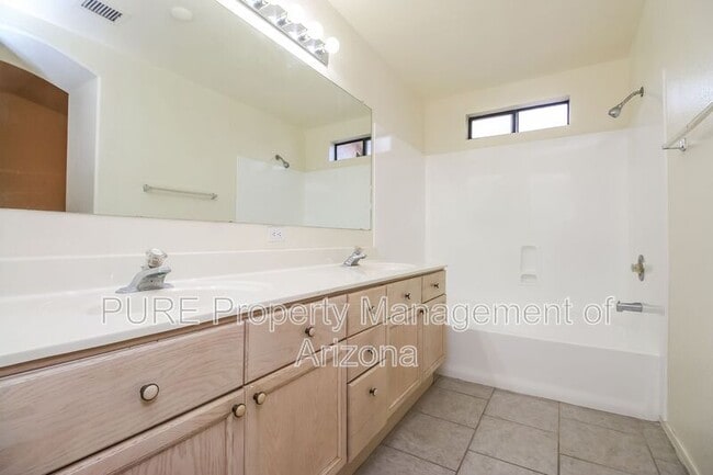 Building Photo - 1117 W Mango Dr