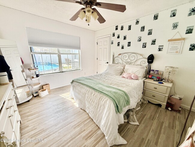 Building Photo - 1046 W Samms Ave