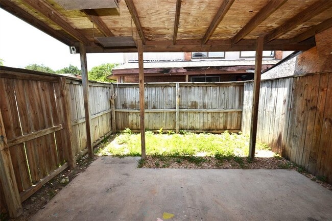 Building Photo - 1202 Southport Dr