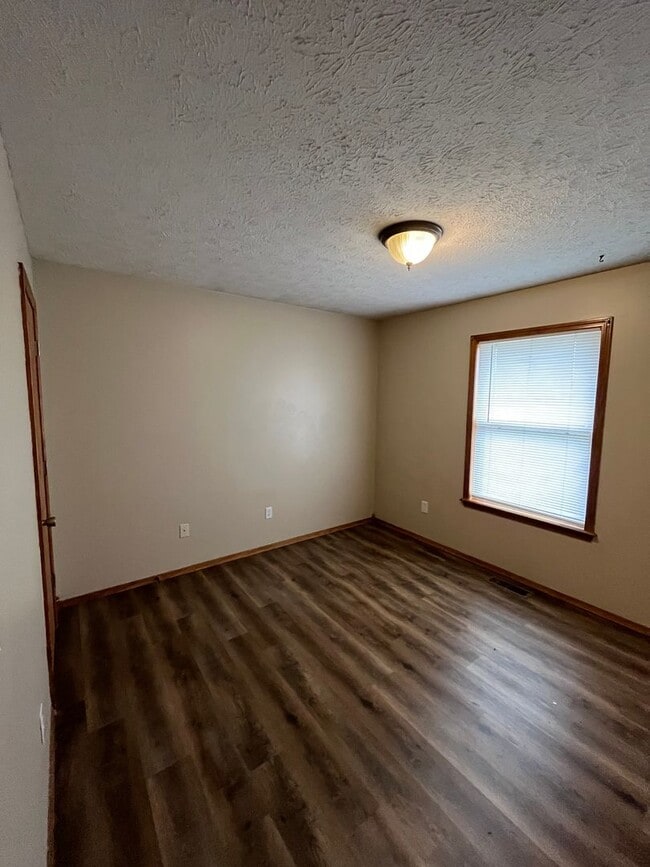 Building Photo - 3 bedroom 2 bath home in Ozark!  AVAILABLE NOW!