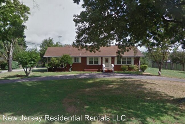 Primary Photo - 3 br, 1 bath House - 3070 E Chestnut Ave