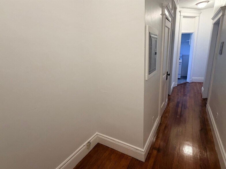 Building Photo - 70 Kirkland St