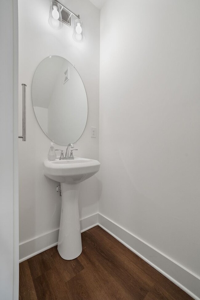 Building Photo - Stylish Home with Luxury Finishes