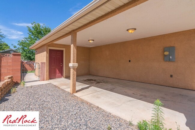 Building Photo - 2 Bedroom and 2 Bathroom Home near Quail C...