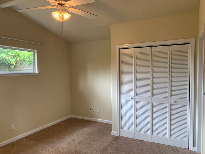 Building Photo - 415 Laurent St