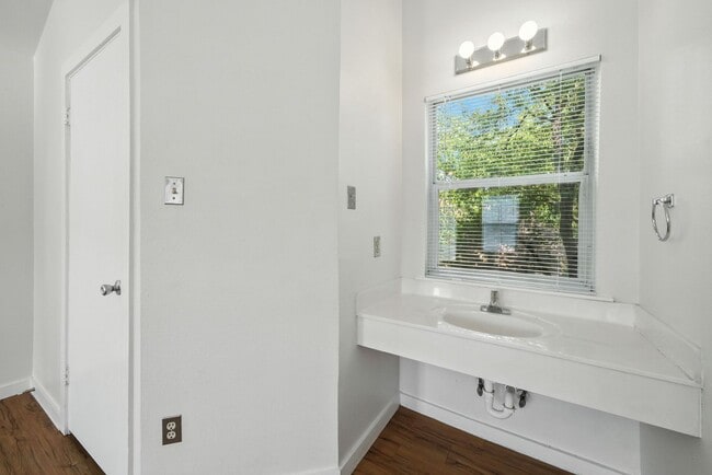 Building Photo - UT PRE-LEASE: 5 bed / 3 bath Remodeled Wes...