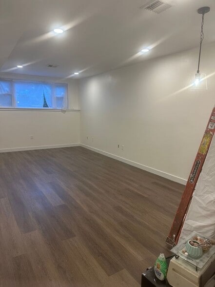 Building Photo - 136 Maple Ave