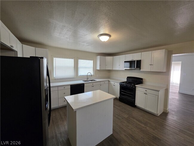 Building Photo - 1590 Mustang Dr