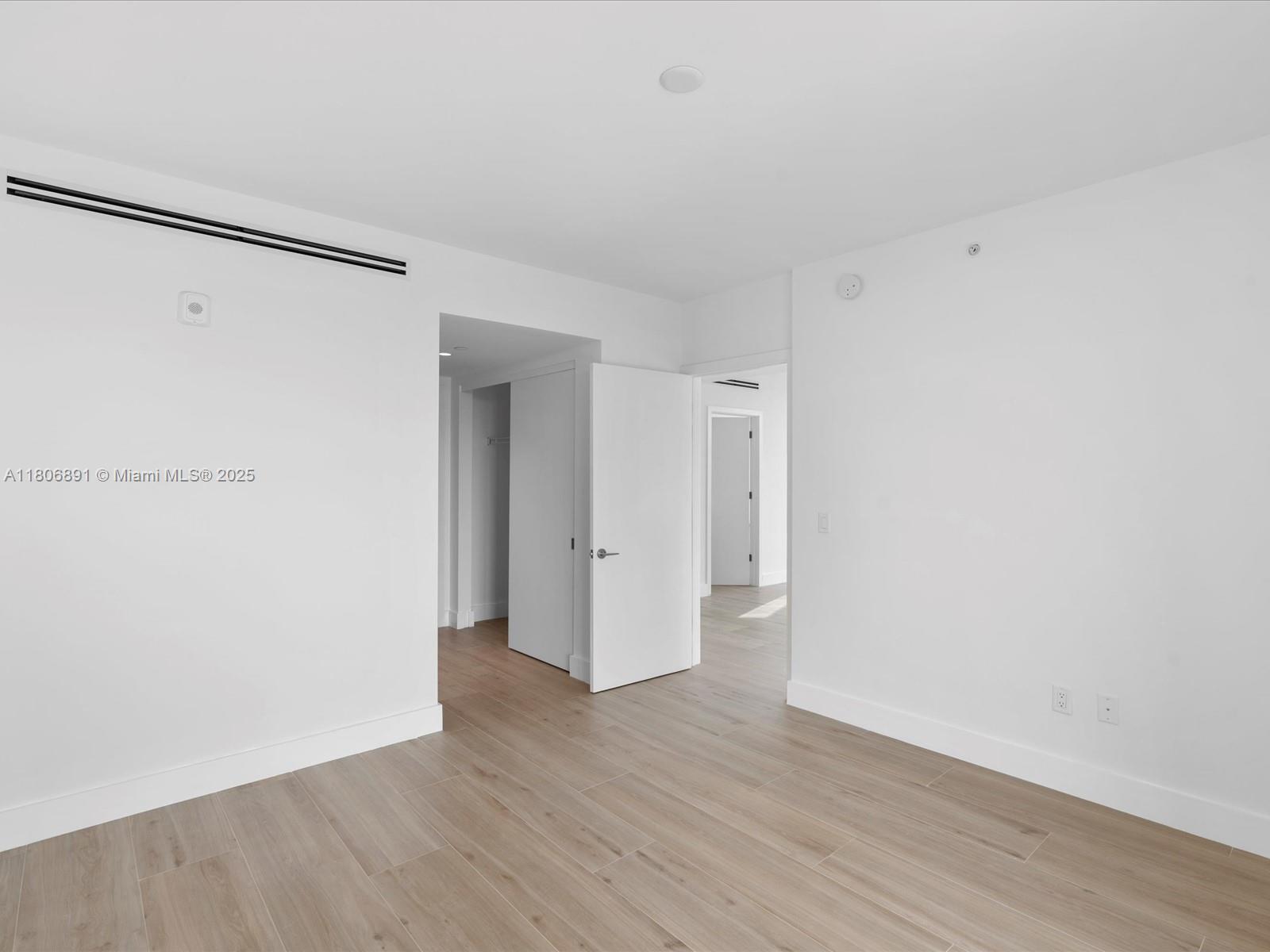 Building Photo - 9901 W Bay Harbor Dr
