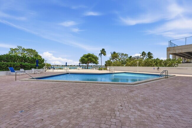 Building Photo - 5600 N Flagler Dr