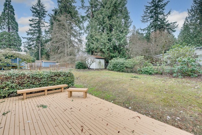 Building Photo - 3 Bedroom Rambler in Kirkland with Large Y...