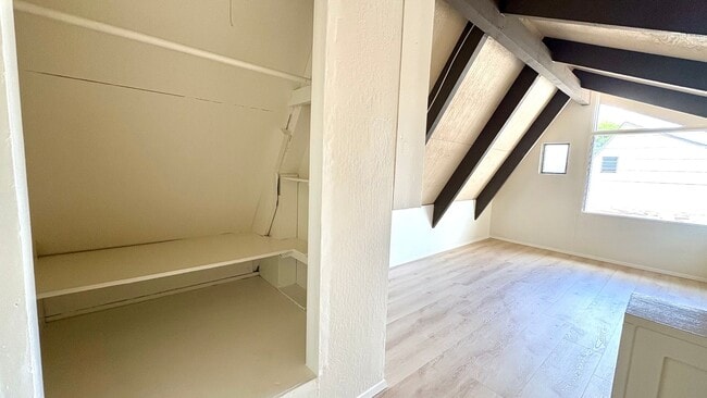 Building Photo - AVAILABLE NOW! 2 BED/1 BATH TOWNHOME W/ LO...