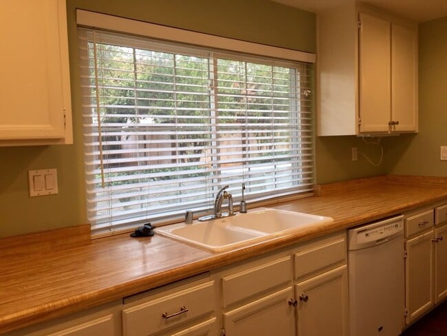 Building Photo - Escondido 3 Br Gated LOVELY Townhome 2 pat...