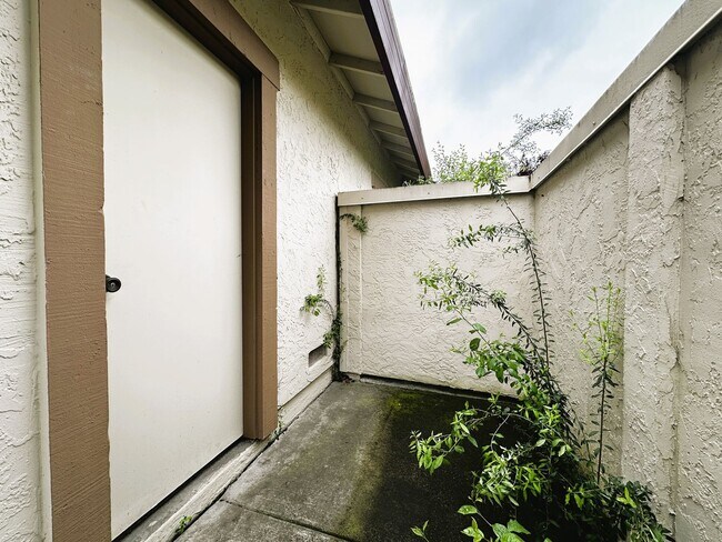 Building Photo - 180 Park Place Dr