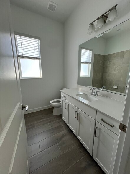 Guest Bath - 8006 Lakes Edge Ln