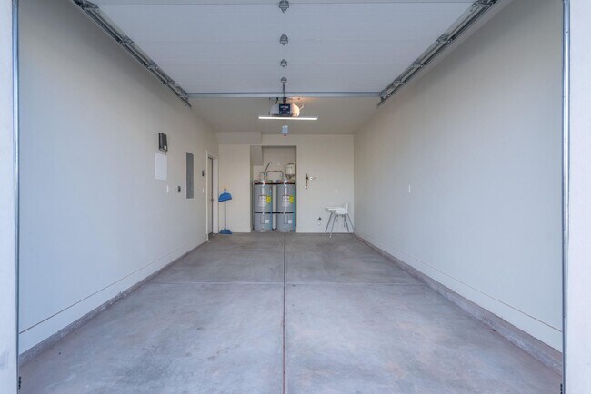 Building Photo - Flexible lease options! Spacious Townhome in Washington