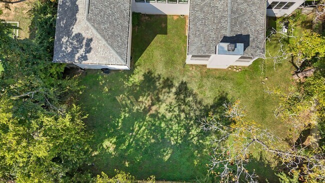 Building Photo - 3311 Skyline Dr