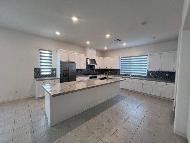 Building Photo - Beautiful furnished 4 bedroom Townhouse!