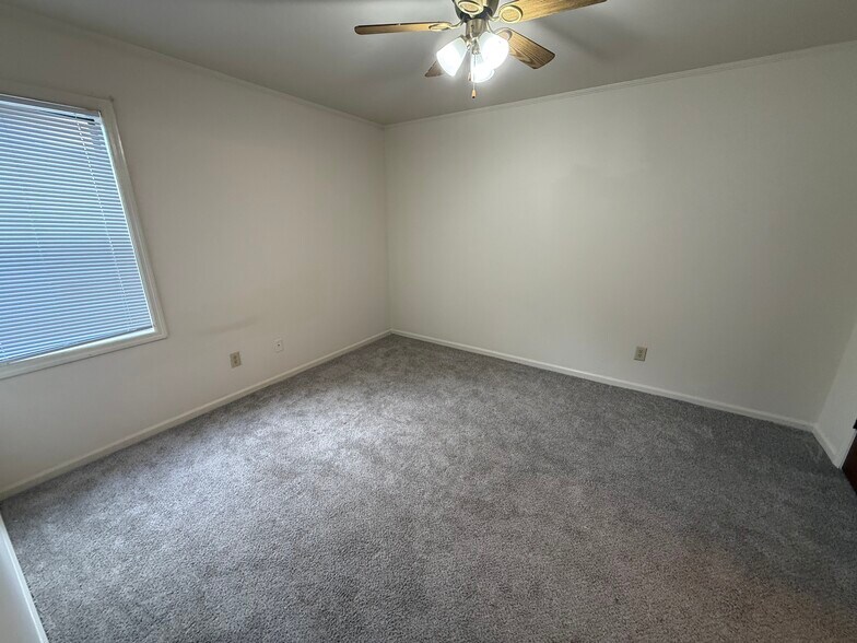 Building Photo - 586 Franklin St