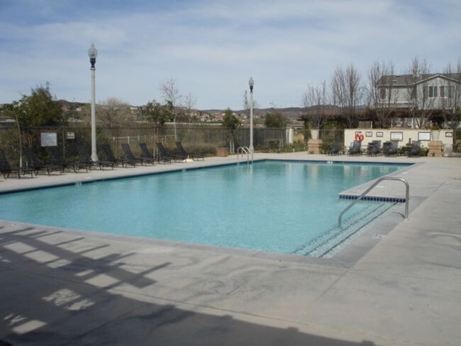 Building Photo - 3-Bedroom Home with Fresh Paint in Creekside of Valencia!