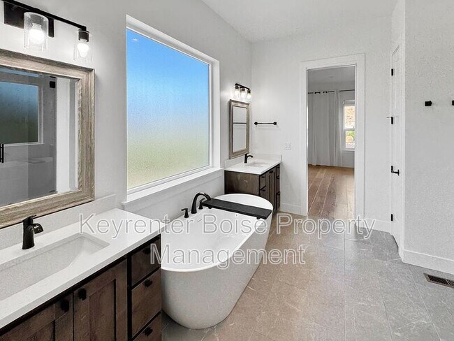Building Photo - 5298 W Parkridge Dr