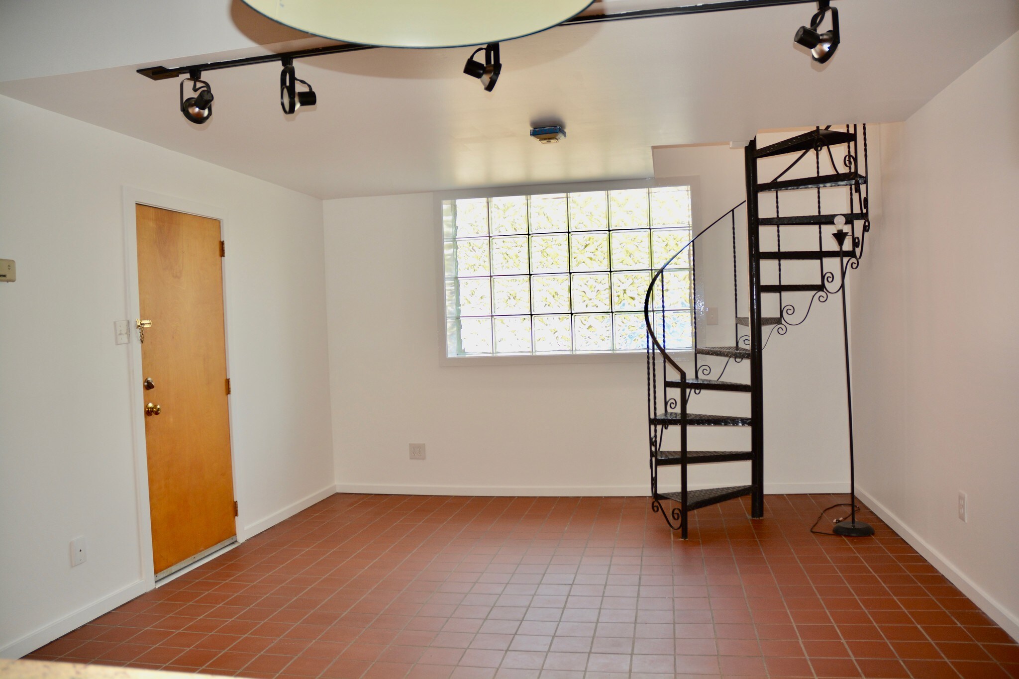 Building Photo - 217 Vine St